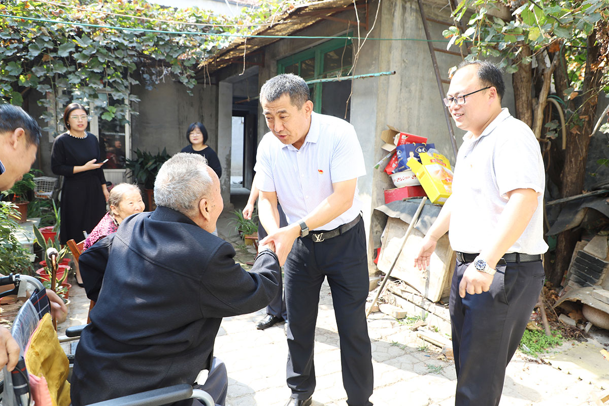 長(zhǎng)田實(shí)業(yè)黨支部書記張勇為老黨員佩戴黨徽 為老人送去祝福