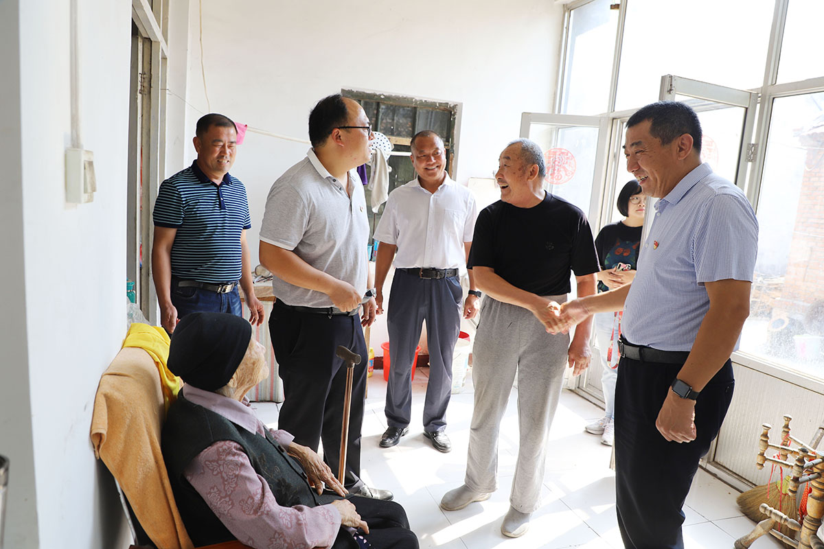長(zhǎng)田實(shí)業(yè)黨支部書記張勇為老黨員佩戴黨徽 為老人送去祝福