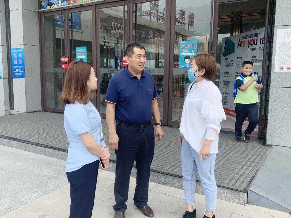 大手牽小手 溫情暖童心 —華百?gòu)V場(chǎng)攜手區(qū)婦聯(lián)、肯德基開(kāi)展六一兒童節(jié)獻(xiàn)愛(ài)心活動(dòng)