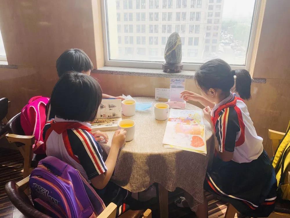 大手牽小手 溫情暖童心 —華百?gòu)V場(chǎng)攜手區(qū)婦聯(lián)、肯德基開(kāi)展六一兒童節(jié)獻(xiàn)愛(ài)心活動(dòng)