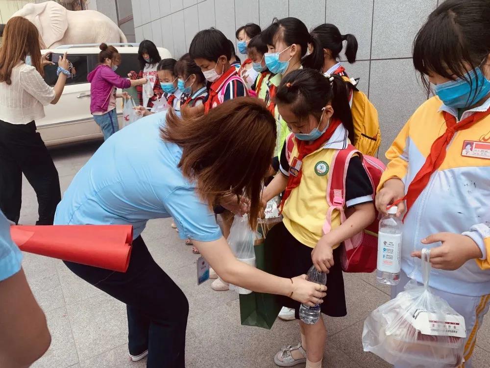 大手牽小手 溫情暖童心 —華百?gòu)V場(chǎng)攜手區(qū)婦聯(lián)、肯德基開(kāi)展六一兒童節(jié)獻(xiàn)愛(ài)心活動(dòng)