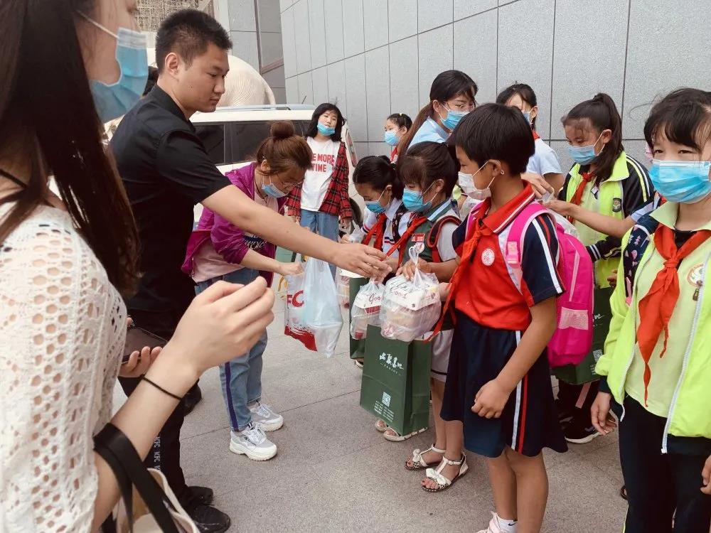 大手牽小手 溫情暖童心 —華百?gòu)V場(chǎng)攜手區(qū)婦聯(lián)、肯德基開(kāi)展六一兒童節(jié)獻(xiàn)愛(ài)心活動(dòng)