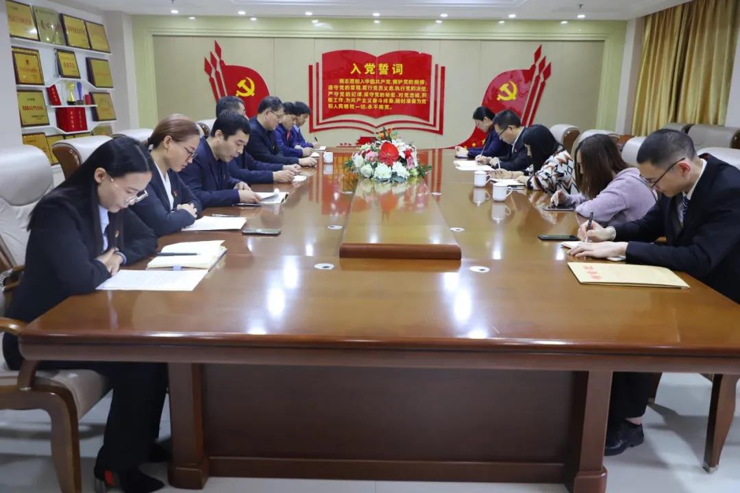 12月2日，長(zhǎng)田實(shí)業(yè)黨支部在黨員會(huì)議室召開黨員大會(huì)，討論李少峰等3名預(yù)備黨員轉(zhuǎn)正事宜。濟(jì)北開發(fā)區(qū)黨建辦李陽(yáng)同志、趙亞中同志到會(huì)指導(dǎo)。長(zhǎng)田實(shí)業(yè)黨員、預(yù)備黨員參加會(huì)議，黨支部書記張勇主持會(huì)議。  