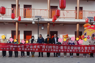 區(qū)婦聯(lián)、團區(qū)委、長田人樂善行公益服務(wù)中心聯(lián)合開展“把愛帶回家——‘聆聽童音 護苗成長’春節(jié)關(guān)愛困境兒童”主題活動